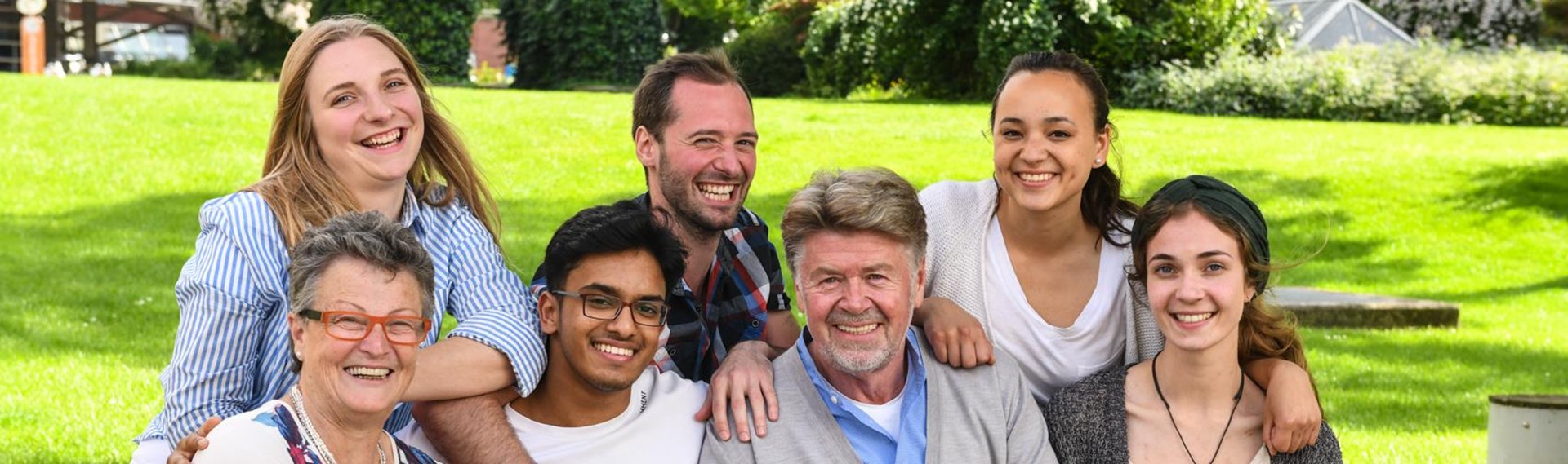 Gruppenbild von fünf jungen Freiwilligen und zwei älteren Menschen