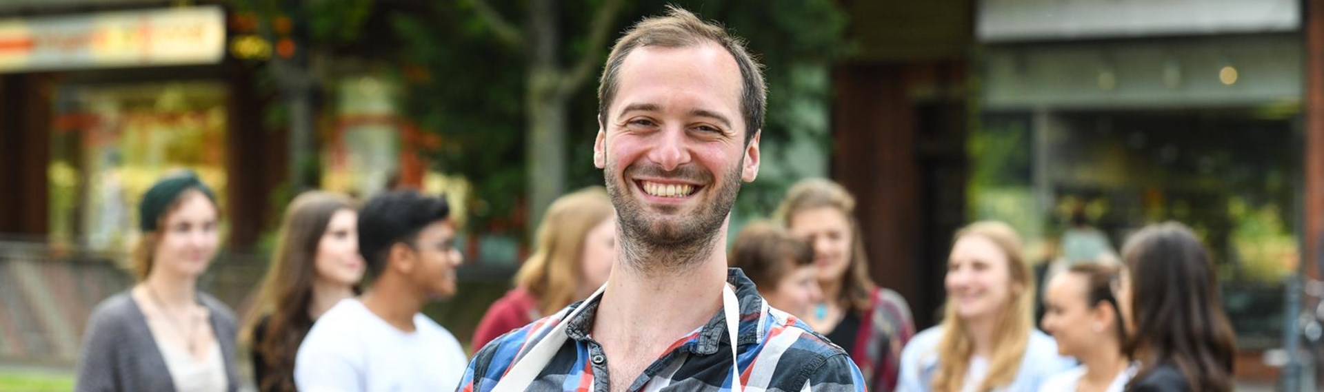 Portrait eines jungen Freiwilligen, der lacht